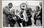 1000km Am Nürburgring 1966. Freherr Von Diergardt Überreicht Jack Brabham Die Siegertrophäe.